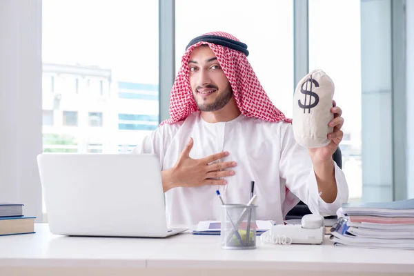 Uomo d'affari arabo che lavora in ufficio — Foto Stock