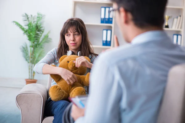 Patient visite psychiatre médecin pour examen — Photo