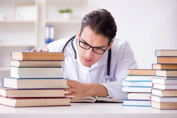 Estudante de medicina se preparando para exames universitários — Fotografia de Stock