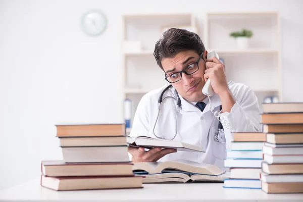 Medische student bereidt zich voor op universitaire examens — Stockfoto