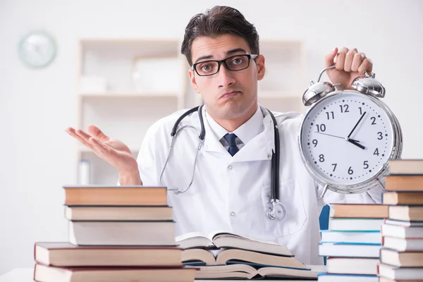 Studentovi medicíny dochází čas na zkoušky — Stock fotografie