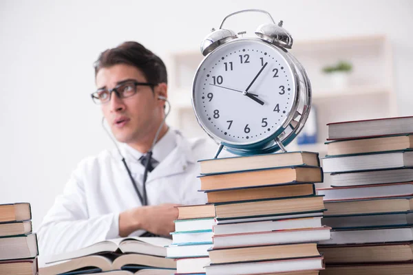 Estudante de medicina a ficar sem tempo para exames — Fotografia de Stock