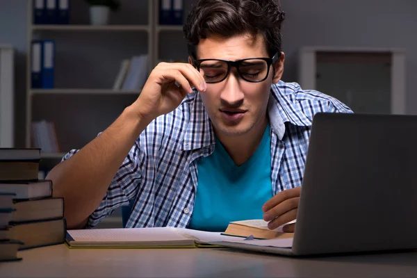 Étudiant se préparant pour les examens tard dans la nuit à la maison — Photo