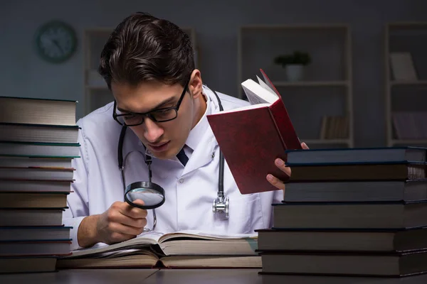 Étudiant en médecine se préparant aux examens universitaires la nuit — Photo