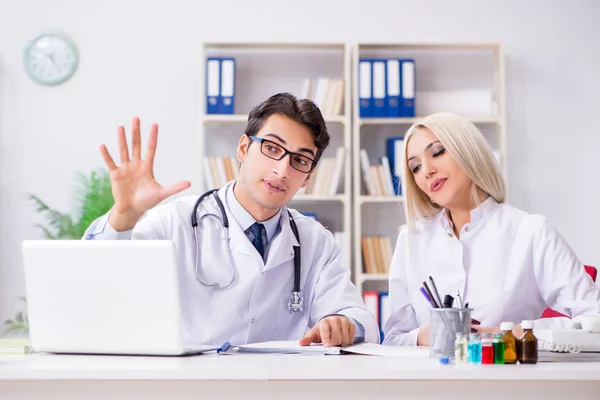 Médico y doctora discutiendo en el hospital — Foto de Stock