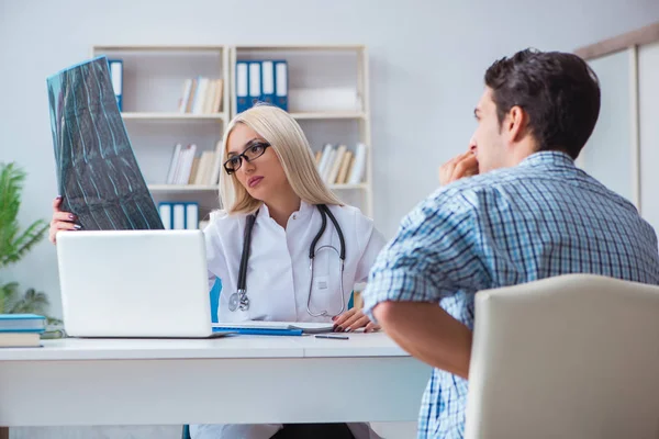 Médico examinando imágenes de rayos X del paciente — Foto de Stock