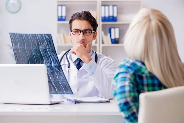 Läkare undersöker röntgenbilder av patienten — Stockfoto