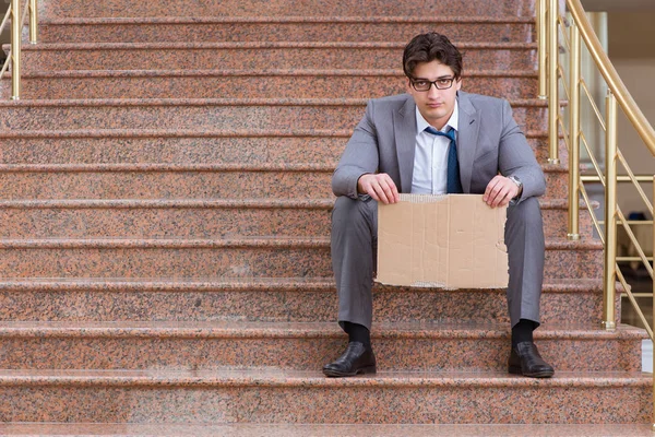 Verzweifelter Geschäftsmann bettelt auf der Straße — Stockfoto