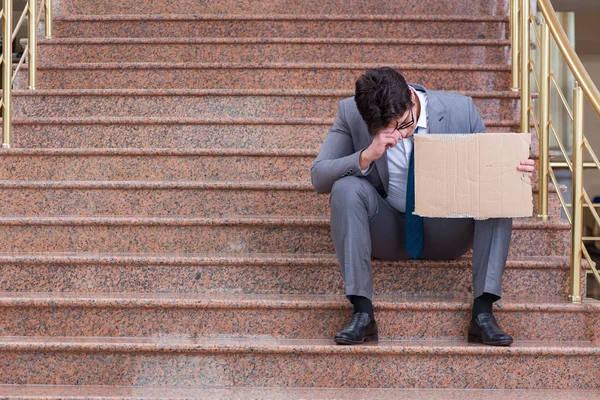 Empresario desesperado mendigando en la calle — Foto de Stock