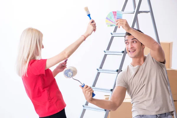 Ev tadilatı sırasında genç bir aile boya işi yapıyor. — Stok fotoğraf