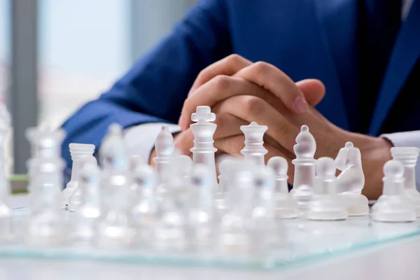 Jeune homme d'affaires jouant aux échecs en verre au bureau — Photo