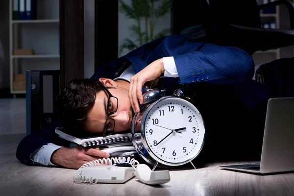Empresário trabalhando horas extras longas horas atrasadas no escritório — Fotografia de Stock