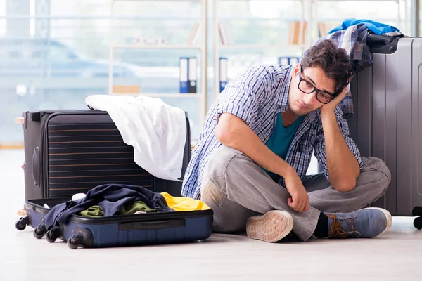 Young man preparing for vacation travel — Stock Photo, Image
