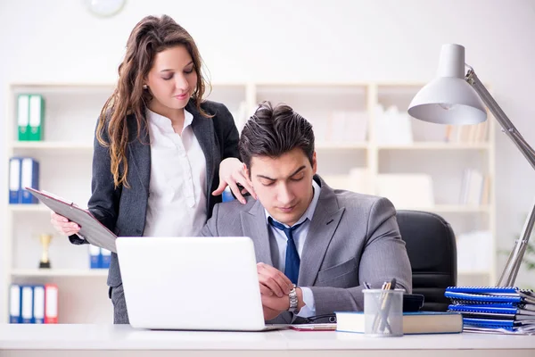 Sexuelle Belästigung mit Mann und Frau im Amt — Stockfoto