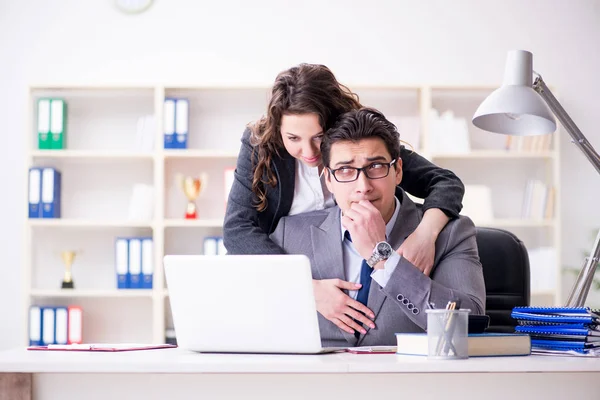 Szexuális zaklatás koncepció férfi és nő részvételével az irodában — Stock Fotó
