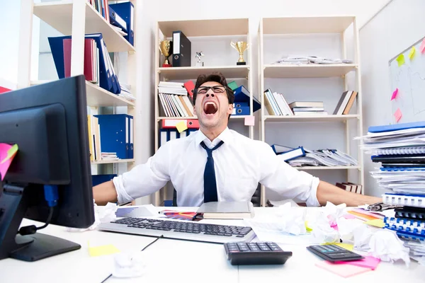 オフィスで怒って怖いビジネスマン — ストック写真