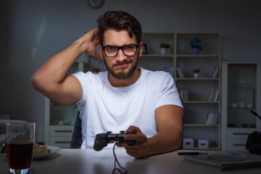 Genç adam ofiste saatlerce oyun oynuyor.