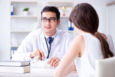 Tavşan besleyen kadın veteriner doktoru ziyaret ediyor.