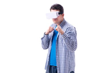 Sanal gerçeklik gözlüğü takan genç adam.