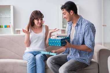 Genç bir kadın doğum günü hediyesi olarak evcil tavşan alıyor.