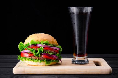 Hamburger ekmeğin içinde fast food konseptiyle servis edilir.