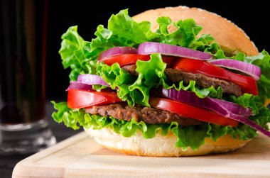 Hamburger ekmeğin içinde fast food konseptiyle servis edilir.