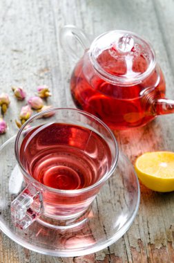 Masada servis edilen fincanda meyve çileği çayı