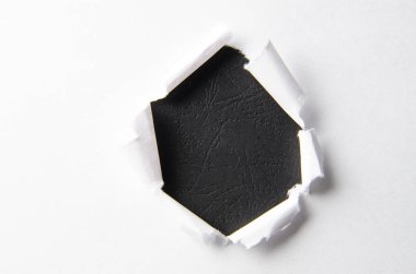 Mesajınız için boş alanı olan yırtık kağıt