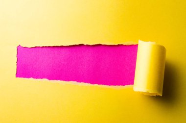 Mesajınız için boş alanı olan yırtık kağıt