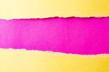 Mesajınız için boş alanı olan yırtık kağıt