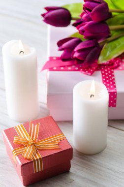 Aziz Sevgililer Günü tatili konseptiyle masaya yerleştirilmiş bir hediye kutusu.