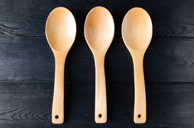 Tahta kaşıklar masaya düzenlenmiş