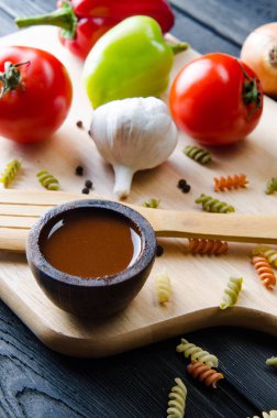 İçindekiler İtalyan makarna sosu için hazır.