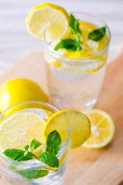 Bir bardak limonlu mojito ve saman içmek.