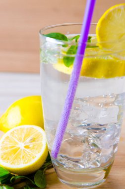 Bir bardak limonlu mojito ve saman içmek.