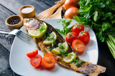 Kızarmış balık tabakta servis edilir.