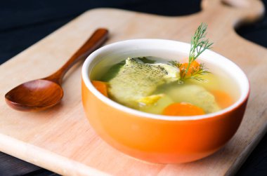 Tabakta servis edilen balık çorbası.