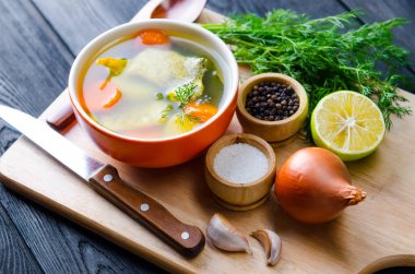 Tabakta servis edilen balık çorbası.