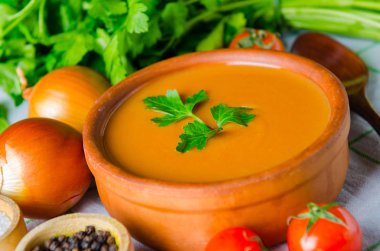 Geleneksel İtalyan usulü domates çorbası.