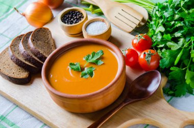 Masada servis edilen kabak çorbası.