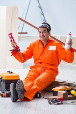 Müteahhit lamine ahşap zemin üzerinde çalışıyor.