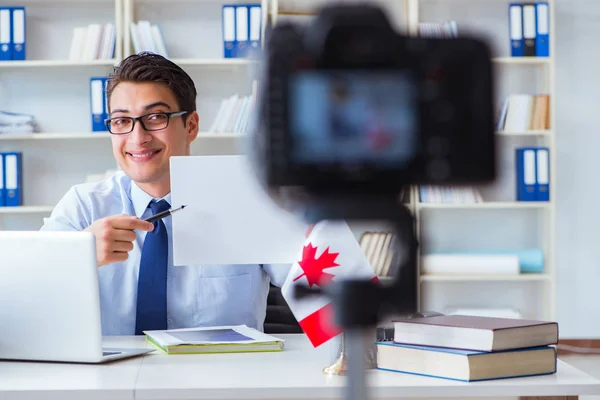 Blogger dělá webcast na kanadské imigraci do Kanady — Stock fotografie