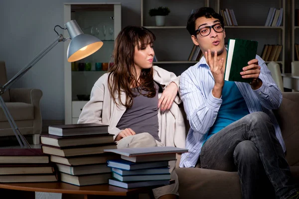 Dos estudiantes que estudian tarde preparándose para los exámenes — Foto de Stock