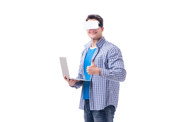 Giovane uomo che indossa occhiali VR realtà virtuale — Foto Stock
