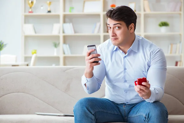 Mladý muž chatuje se svou láskou přes mobilní telefon — Stock fotografie