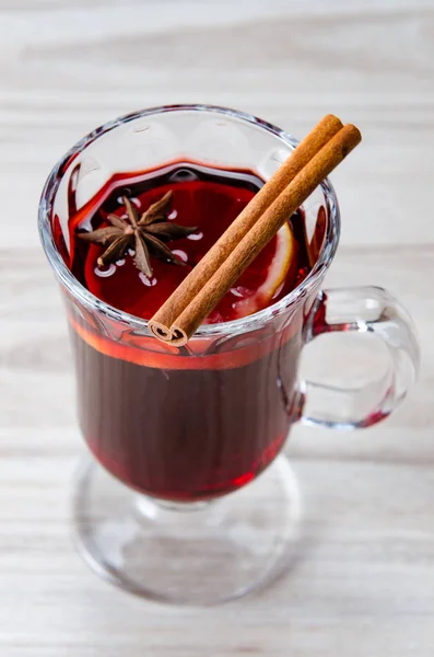 Glögg vin glintwine serveras i glas för julbord — Stockfoto