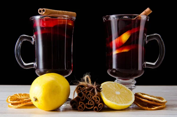 Glintwine vinho Mulled servido em copos para mesa de Natal — Fotografia de Stock