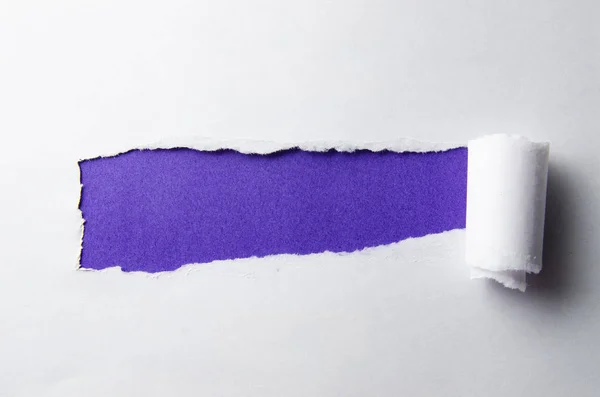 Revitty paperi, jossa tyhjä tila viestiäsi varten — kuvapankkivalokuva