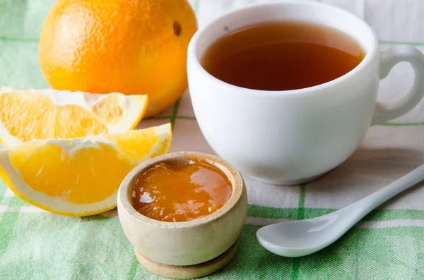 Tasse de thé servie avec confiture d'orange — Photo