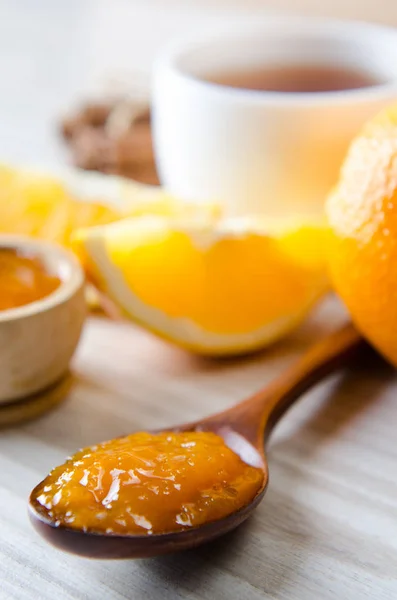 Šálek čaje podávaný s pomerančovou marmeládou — Stock fotografie